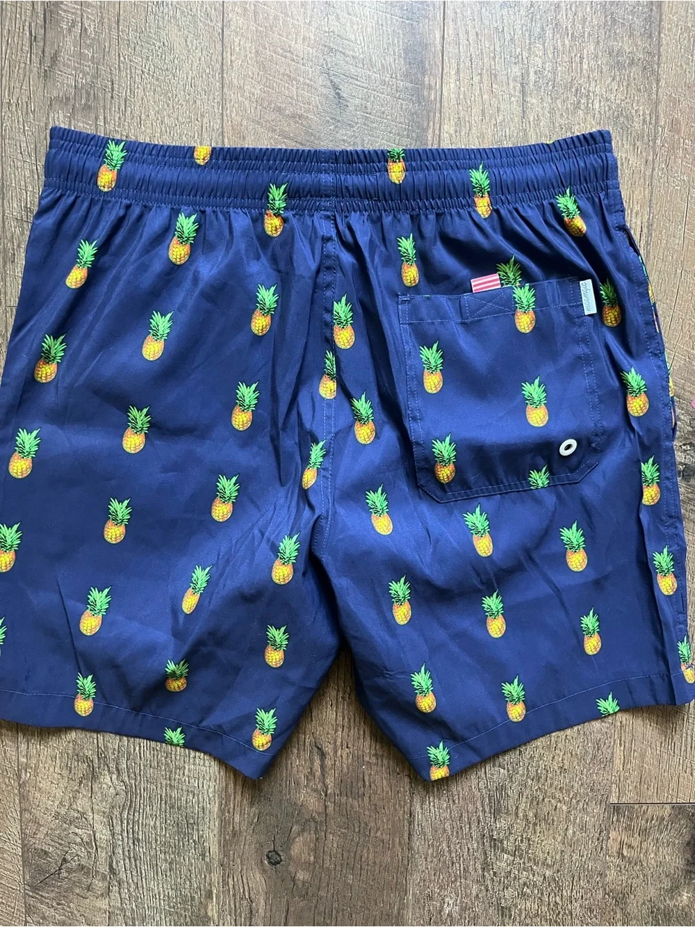 Maamgic NWT pineapple swim trunks men’s size medium